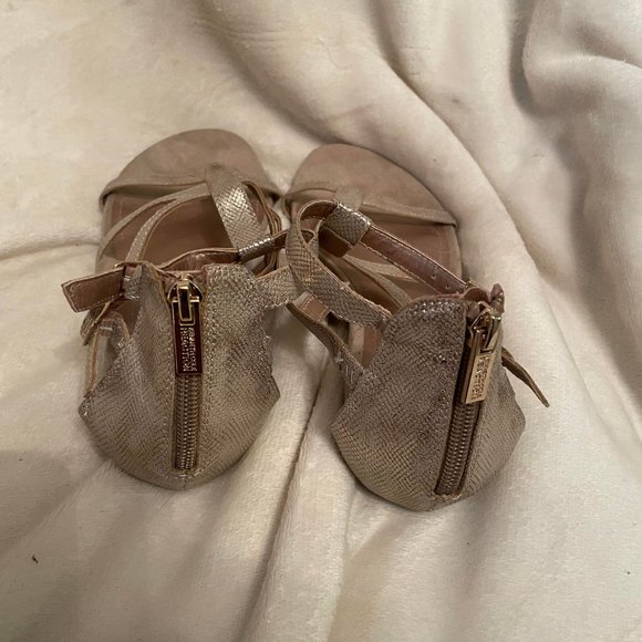 EUC Reaction Kenneth Cole Gold Metallic Gladiator Sandals Size 7 - Picture 5 of 6